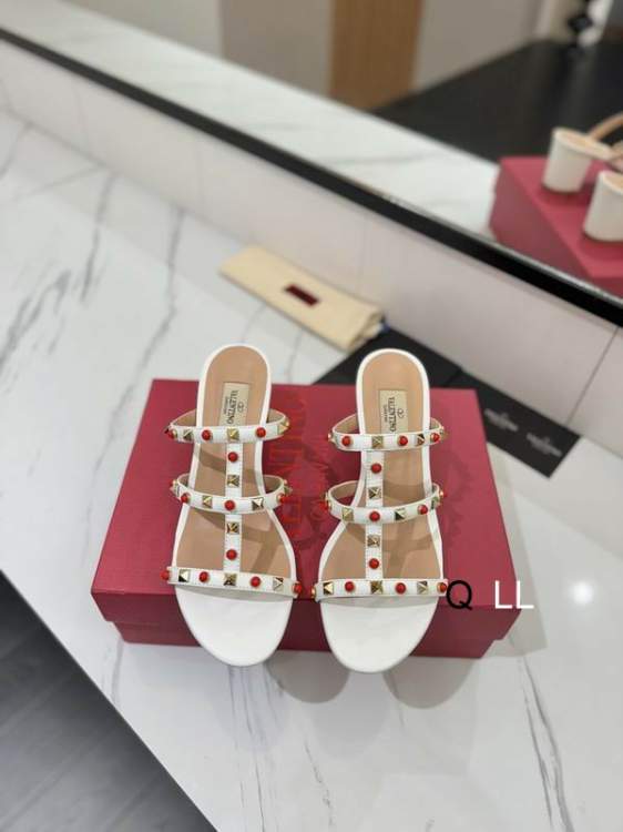 Picture of Valentino Shoes _SKUValentinosz35-40LL080620337